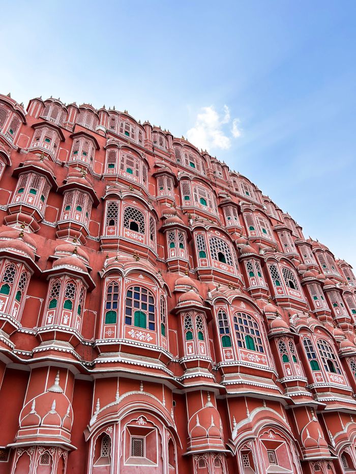 Explore the stunning facade of Hawa Mahal, a beautiful palace in Jaipur, India.